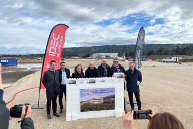 Pose de la première pierre du nouveau site Aroma Zone su la zone des Hauts Banquets de Cavaillon