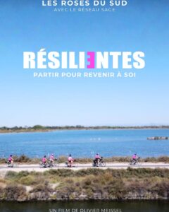 Affiche du film Résilientes, apr les rosés du sud, montrant une groupe de personnes à vélo sur une véloroute en Camargue - Agrandir l'image, fenêtre modale