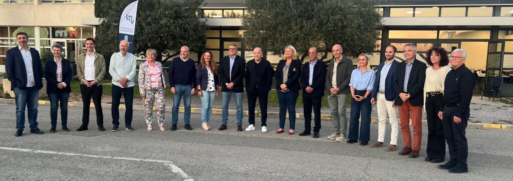 Le Président de LMV, Gérard Daudet, pose entouré de ses 15 vice-présidents (les maires de chaque commune LMV) et de la conseillère communautaire déléguée Bénédicte Martin. - Agrandir l'image, fenêtre modale