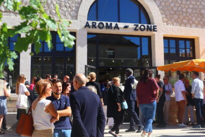 Boutique Aroma-Zone avec beaucoup de monde personnes sur les marches escaliers de l'entrée. - Agrandir l'image, fenêtre modale