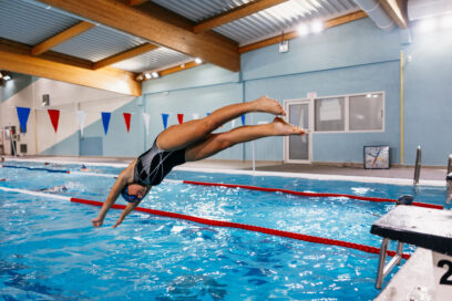 Une jeune fille en maillot de bain en train de plonger dans le grand bassin de la piscine Alphonse Roudière. - Agrandir l'image, fenêtre modale