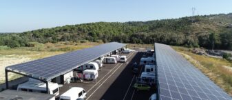 Vue par le ciel (drone) de l'aire d'accueil des gens du voyage à Cavaillon, située en bord de Durance et équipée d'ombrières photovoltaïques.