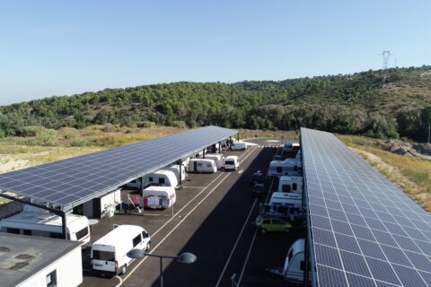 Vue par le ciel (drone) de l'aire d'accueil des gens du voyage à Cavaillon, située en bord de Durance et équipée d'ombrières photovoltaïques.