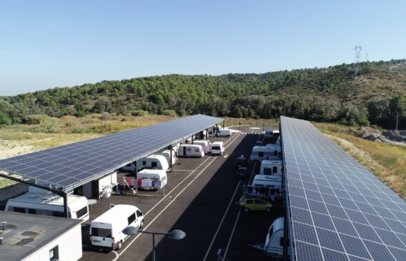 Vue par le ciel (drone) de l'aire d'accueil des gens du voyage à Cavaillon, située en bord de Durance et équipée d'ombrières photovoltaïques.