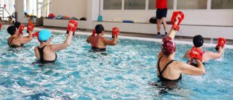 Activité aquatraining, avec des gants de boxes, dans le petit bassin de la piscine couverte Alphonse Roudière
