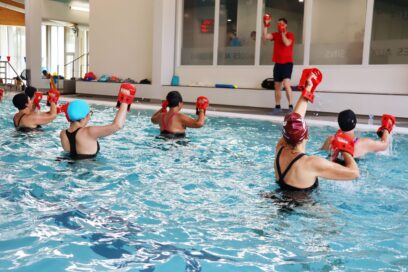 Activité aquatraining, avec des gants de boxes, dans le petit bassin de la piscine couverte Alphonse Roudière - Agrandir l'image, fenêtre modale