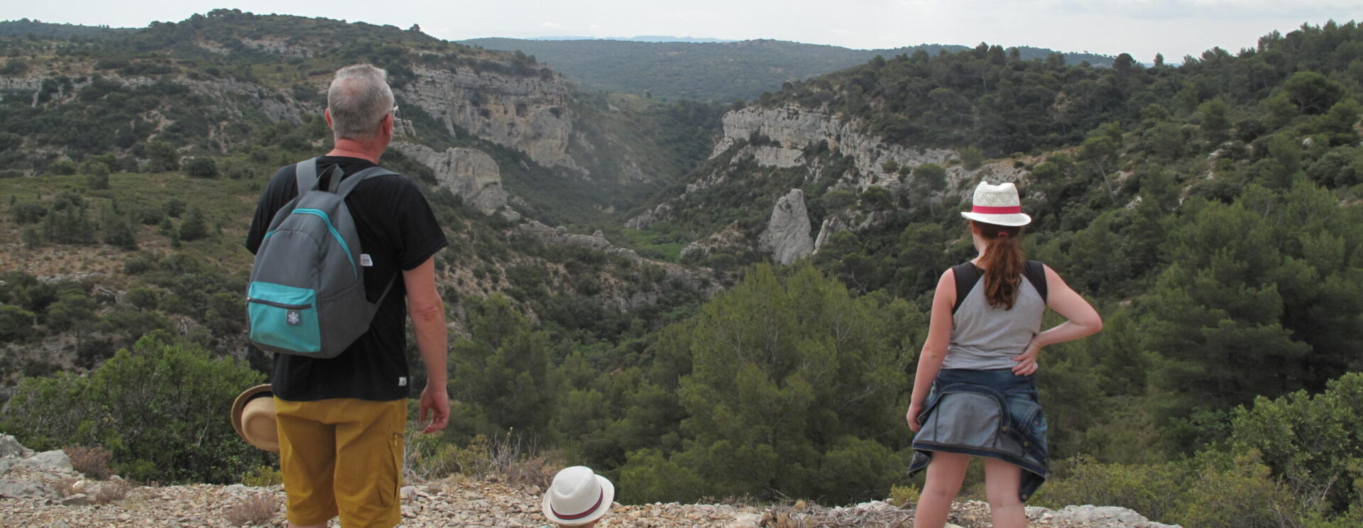 Famille de touriste contemplant les gorges du Régalon à Cheval Blanc en randonnée