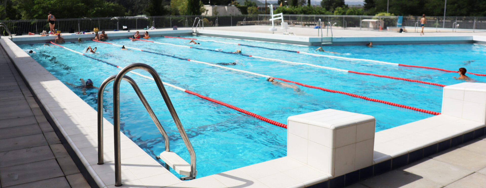Grand bassin du centre aquatique de plein air
