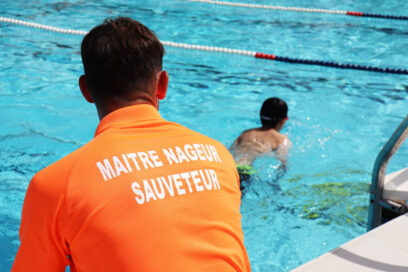 Maitre nageur sauveteur du centre aquatique de plein air surveillant le bassin - Agrandir l'image, fenêtre modale