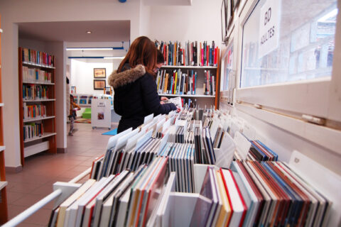 Adolescents choisissant des livres dans la médiathèque de Lagnes