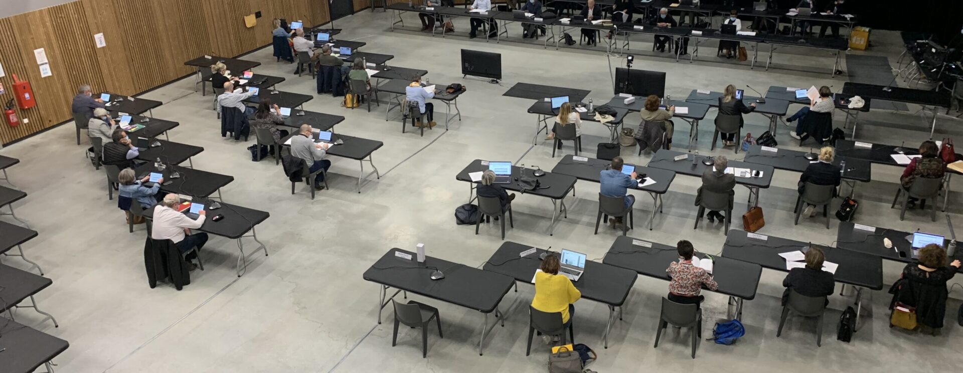 Réunion du conseil communautaire à la salle polyvalente du Moulin Saint Julien. Photo prise d'en haut de la salle.