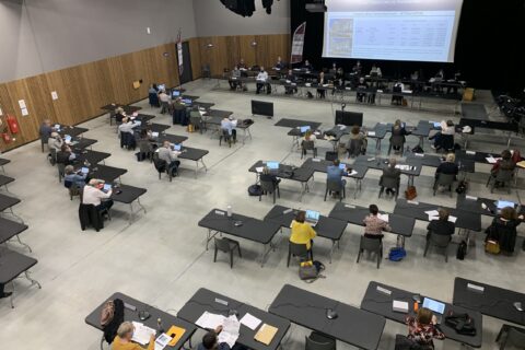 Réunion du conseil communautaire à la salle polyvalente du Moulin Saint Julien. Photo prise d'en haut de la salle.