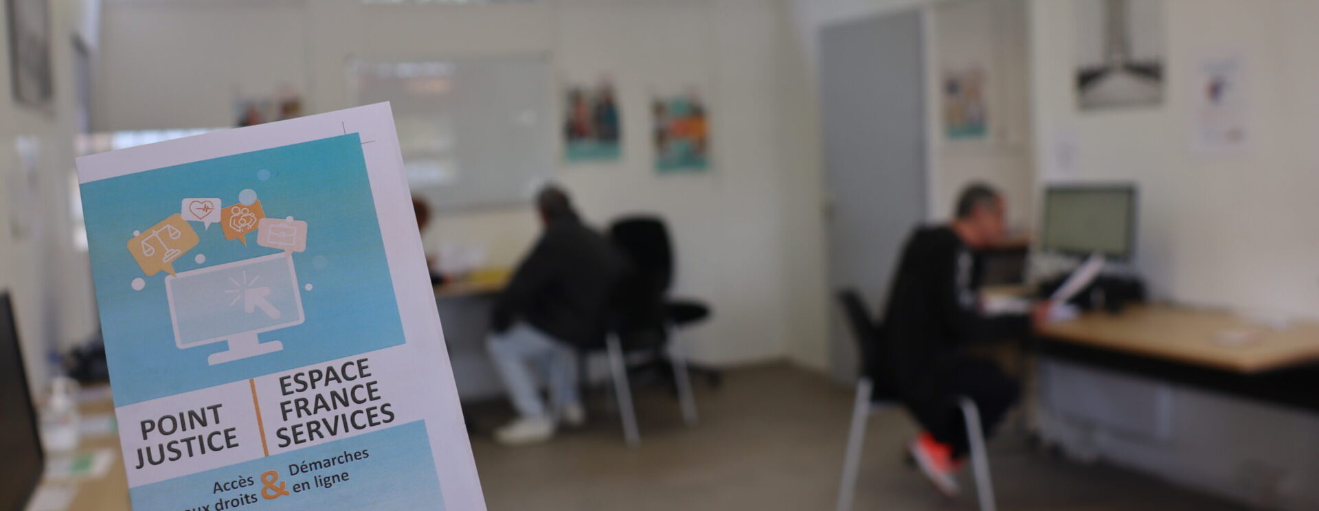 Plaquette de présentation de l'Espace France Service Point justice avec en fond la salle d'accueil pour les suivis individuels