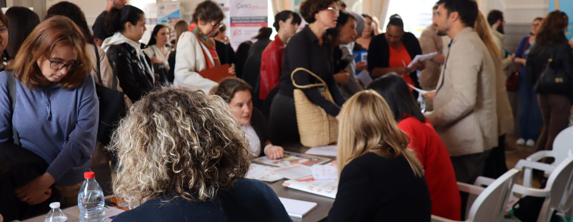 Foule devant un stand de job dating