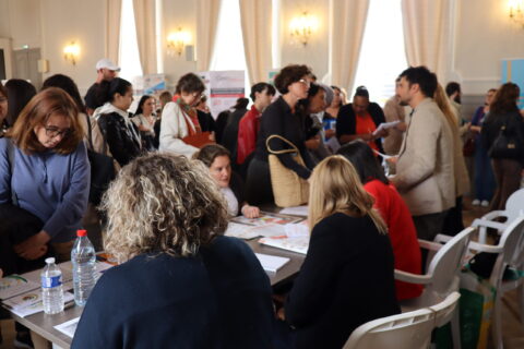 Foule devant un stand de job dating