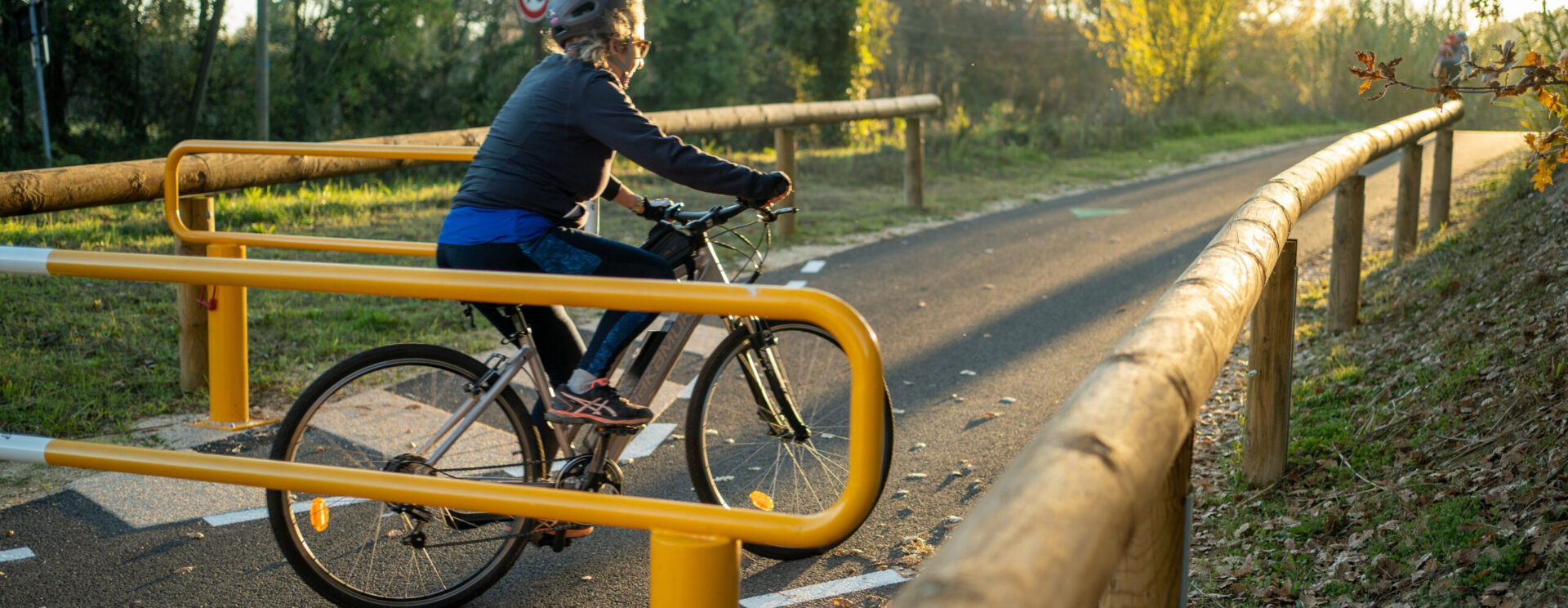 Jeune femme à vélo sur la véloroute du Calavon