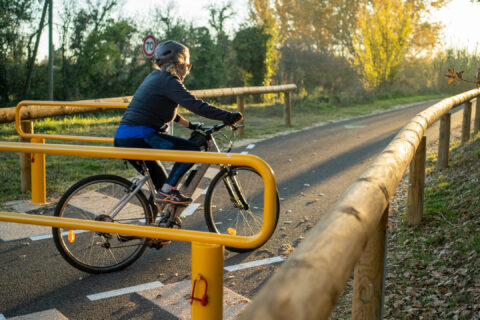 Jeune femme à vélo sur la véloroute du Calavon