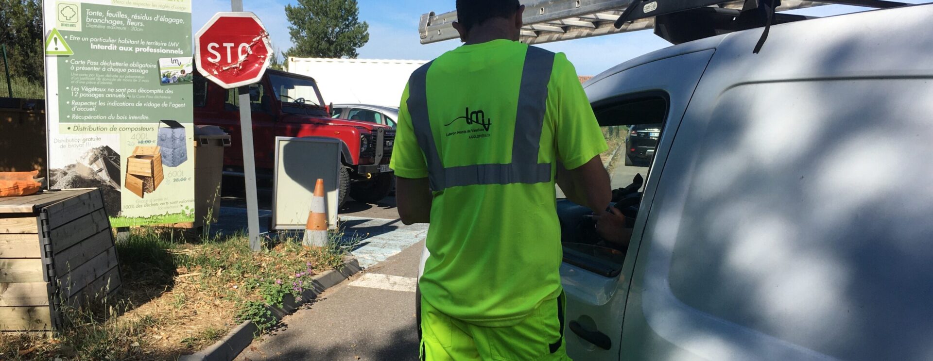 Agent d'accueil de déchetterie en train de contrôler la carte d'accès d'un usager circulant dans un utilitaire blanc