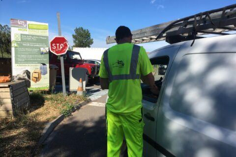 Agent d'accueil de déchetterie en train de contrôler la carte d'accès d'un usager circulant dans un utilitaire blanc