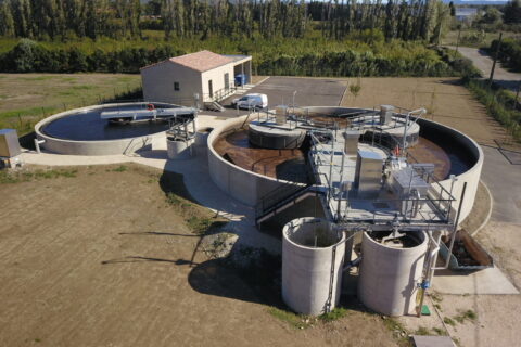 La station d'épuration de Cheval-Blanc, construite en 2021, vue du ciel par un drone.