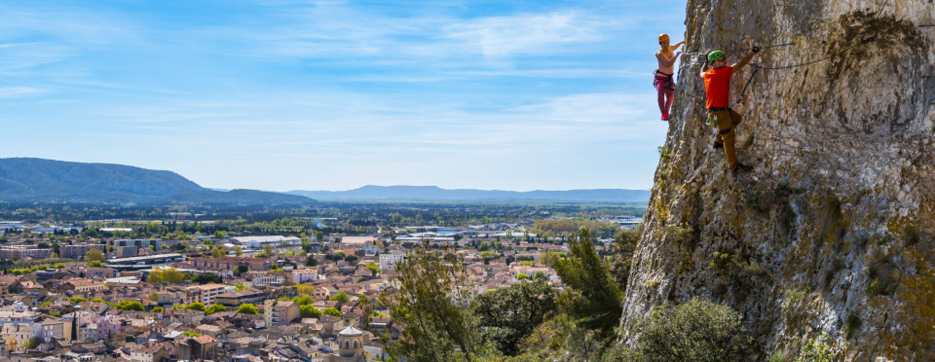 Via ferrata de Cavaillon avec deux personnes évoluant sur la falaise