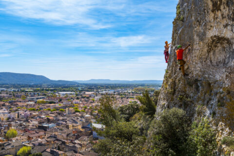 Via ferrata de Cavaillon avec deux personnes évoluant sur la falaise