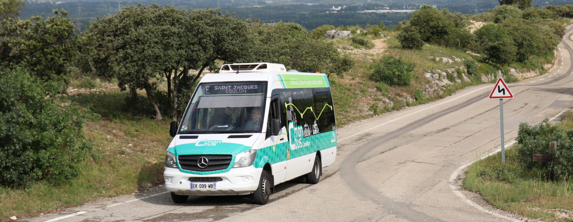 Bus Cmonbus (ligne E) arrivant à l'arrêt Saint Jacques à Cavaillon. Vue sur le panorama