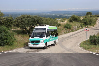 Bus Cmonbus (ligne E) arrivant à l'arrêt Saint Jacques à Cavaillon. Vue sur le panorama - Agrandir l'image, fenêtre modale