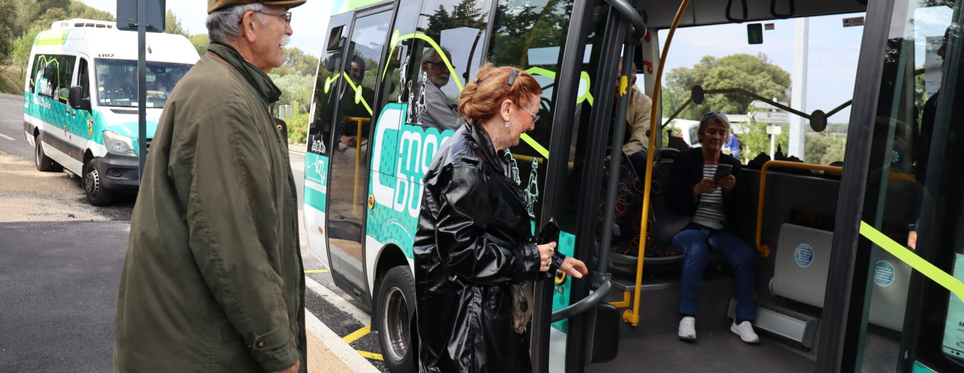 Couple de passagers seniors sur le point de monter dans un bus CmonBus à un arrêt