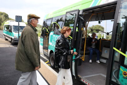 Couple de passagers seniors sur le point de monter dans un bus CmonBus à un arrêt - Agrandir l'image, fenêtre modale