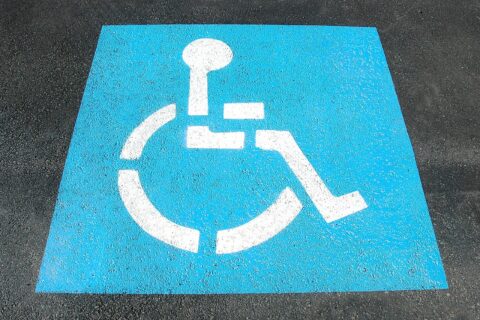 logo blanc sur fond bleu du handicap
