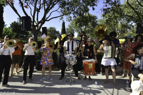 Cocnert en plein air devant la Gare de Coustellet à Maubec à l'occasion des Zapéros concert du MArché