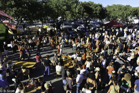 Foule assistant à un conert à l'extérieur de la Gare de Coustellet, à Maubec, en fin d'après-midi, l'été