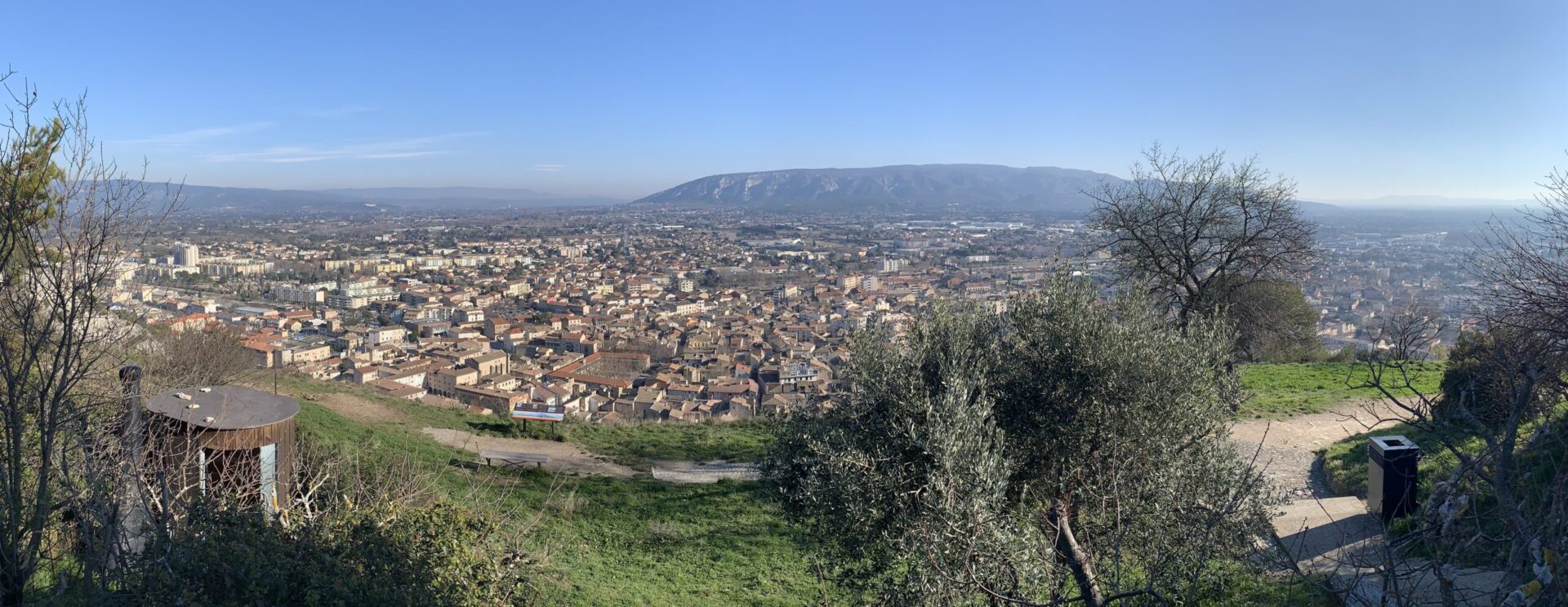 Vue panoramique de Cavaillon prise depuis la colline Saint-Jacques avec vue sur le Luberon