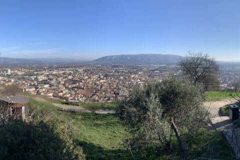 Vue panoramique de Cavaillon prise depuis la colline Saint-Jacques avec vue sur le Luberon