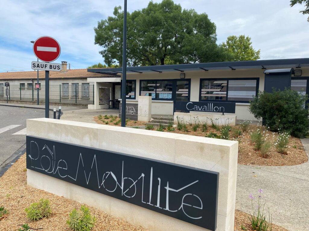 Bâtiment du Pôle mobilité situé avenue Pierre Sémard à Cavaillon. - Agrandir l'image, fenêtre modale