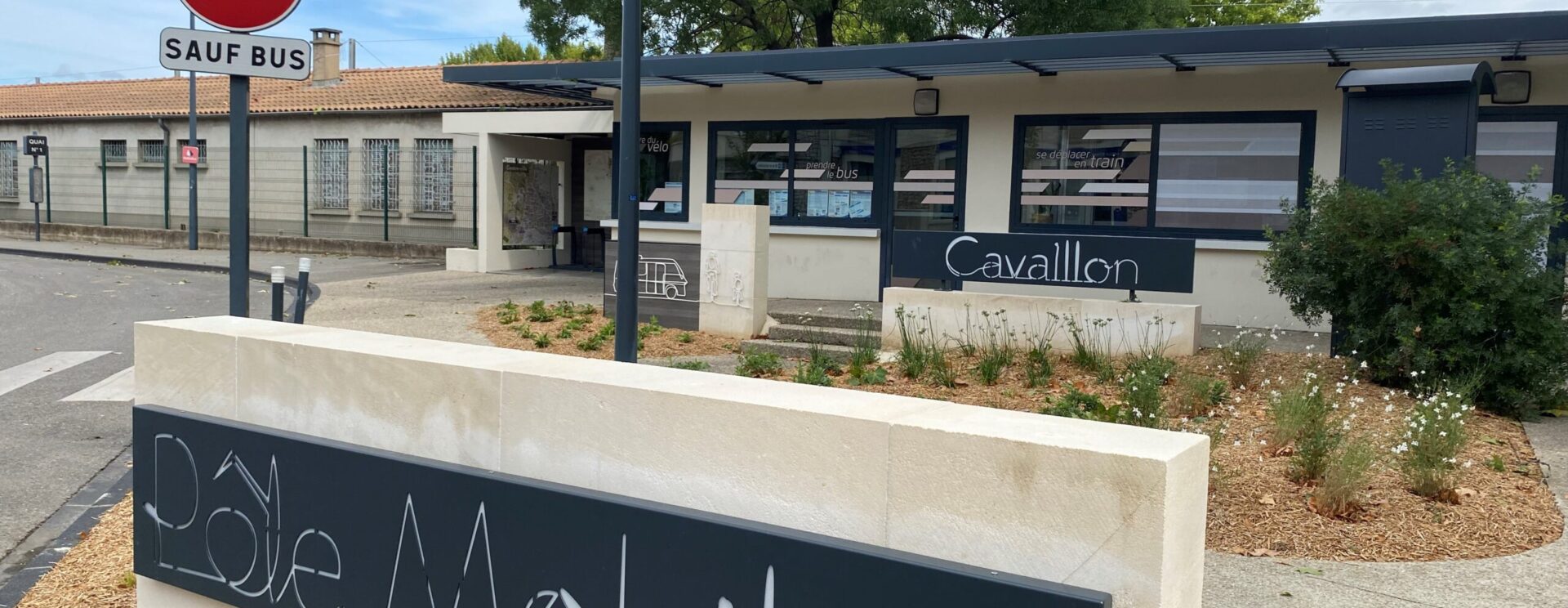 Bâtiment du Pôle mobilité situé avenue Pierre Sémard à Cavaillon.