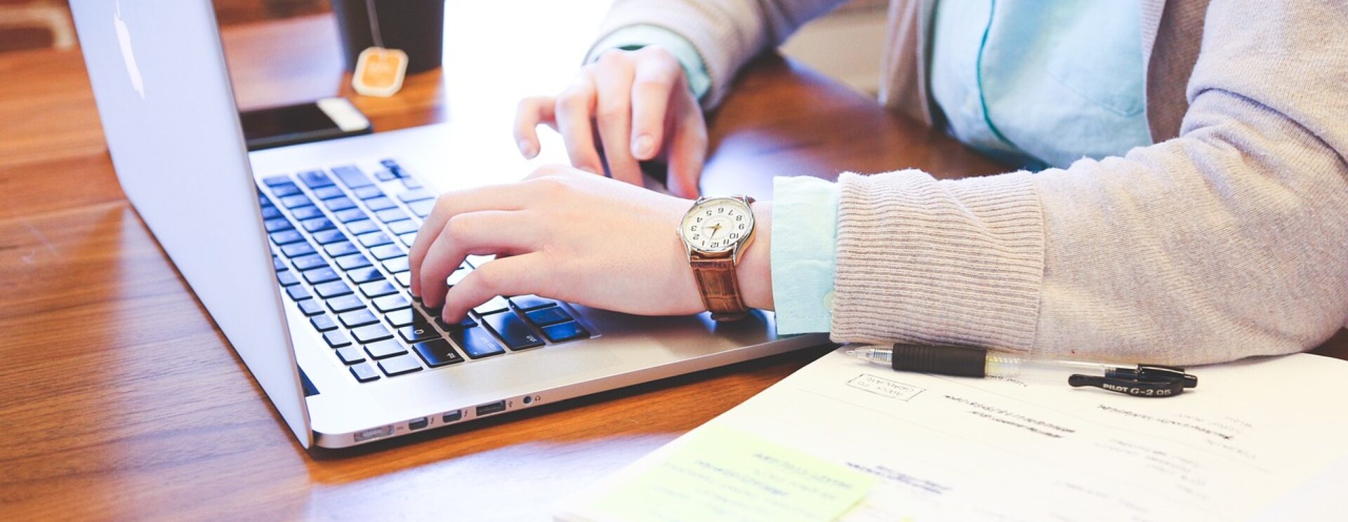gros plan de mains sur un clavier d'ordinateur portable