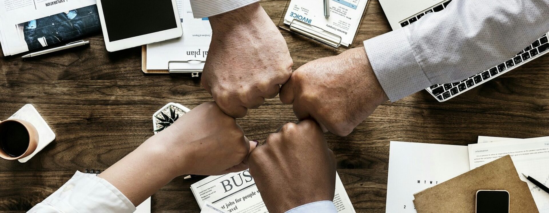 Photo d'illustration d'une équipe : 4 poings fermés qui se touchent comme signe d'alliance