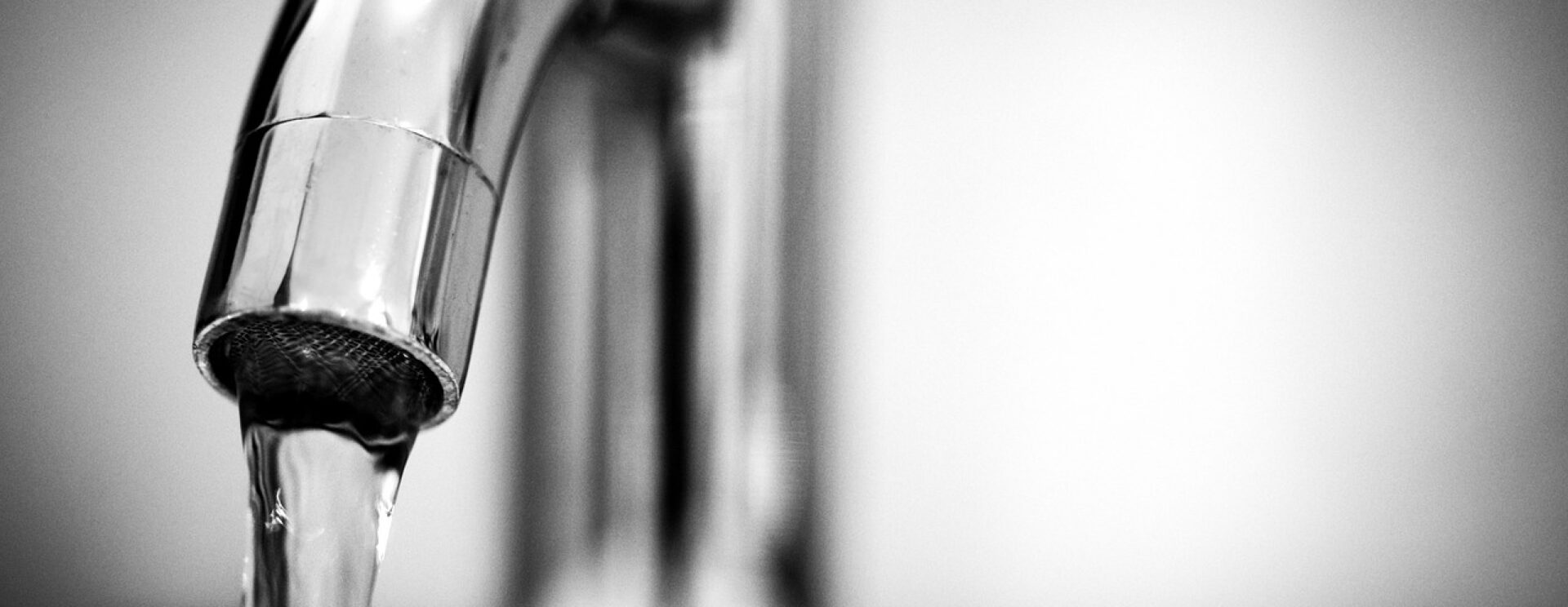 Robinet d'eau potable ouvert