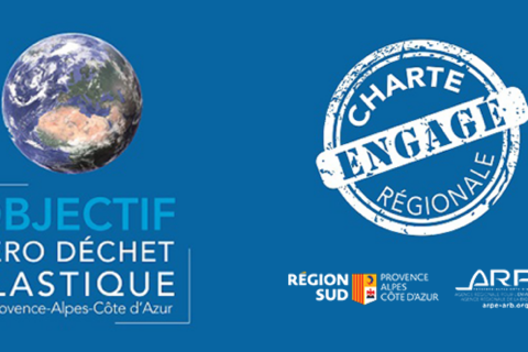 Affiche bleue avec logo de la Charte Zéro déchet plastique
