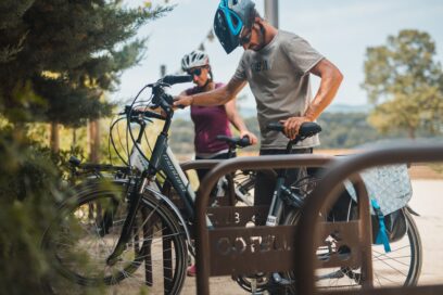 Deux cyclistes attachent leur vélo sur un rack dans le Luberon - Agrandir l'image, fenêtre modale