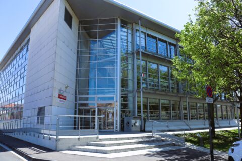 Le bâtiment de la médiathèque de Cavaillon, sur 3 niveaux