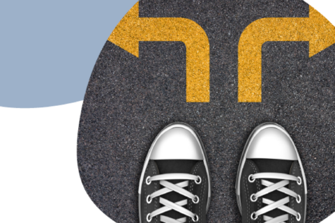 Une du flyer Mutualisons nos énergies pour un nouveau départ montrant une paire de basket surmontée de deux flèches, l'une vers la gauche, l'autre vers la droite