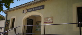 Vue extérieure de l'entrée de l'office de tourisme de Lourmarin