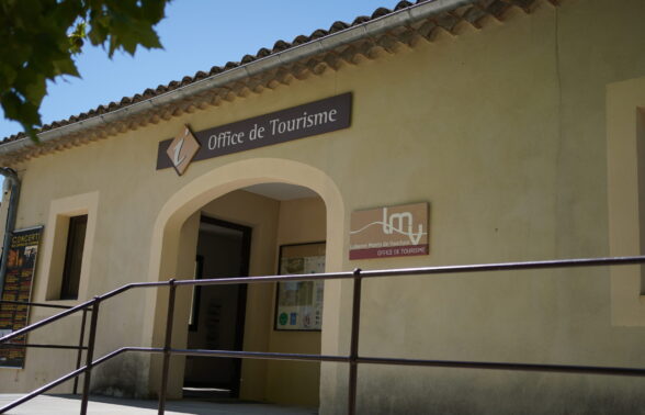Vue extérieure de l'entrée de l'office de tourisme de Lourmarin
