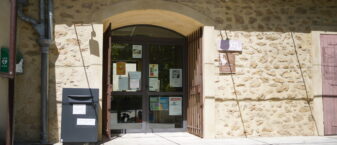 Vue extérieure de l'entrée de la médiathèque de Lourmarin