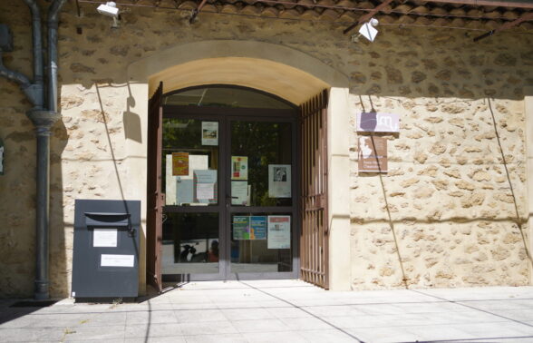 Vue extérieure de l'entrée de la médiathèque de Lourmarin