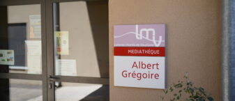 Plaque signalétique de la médiathèque Albert Grégoire de Puyvert