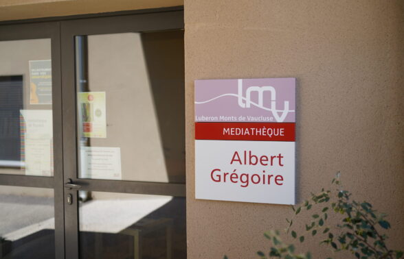 Plaque signalétique de la médiathèque Albert Grégoire de Puyvert